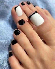 Não só as mãos merecem ser cuidadas, as unhas dos pés raramente ficam visíveis, mas isso não é motivo para deixá-las esquecidas! O post 3 ideias elegantes e simples de unhas para ter os pés mais lindos! apareceu primeiro em Informe Brasil. Spring Toe Nail Designs, Simple Toe Nails, Pedicure Designs Toenails, Gel Toe Nails, Nail Painting