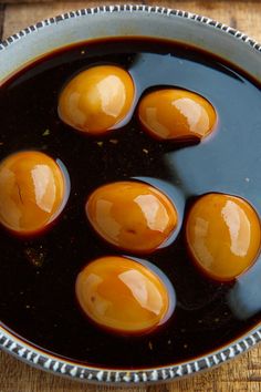 an image of some kind of food in a bowl on the table with water and sauce