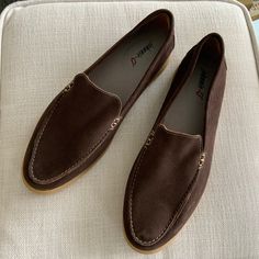 Johnnie-O Malibu Moccasin In Dark Brown Suede And Low Profile Flexible Foam Outer Sole And Eva Insole. Lightly Worn-In Great Shape. Sole Looks Brand New. Perfect For Smart Casual Long Pants Or Bermuda Shorts. A True Classic Look For A Sharp Dressed Guy! Looks Similar To The Loro Piana Summer Walk Loafers. Loro Piana Summer Walk, Loro Piana, Brown Suede, Long Pants, Smart Casual, Loafer Shoes, Moccasins, Low Profile, Bermuda Shorts