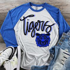 a detroit tigers t - shirt, jeans and sneakers