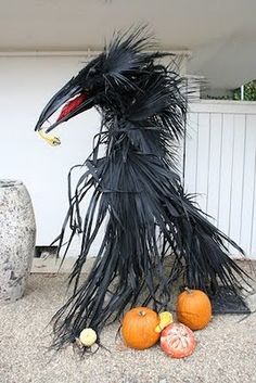 Painted Palm Fronds, Scary Crow, Cheap Diy Halloween Decorations, Vintage Halloween Party, Halloween Outside, Halloween Decorations Outdoor, Halloween Scarecrow, Adornos Halloween, Halloween Yard Decorations