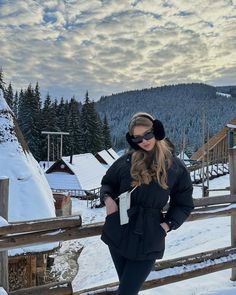 Snow Outfit Ideas, Alaska Outfits, Mode Au Ski, Snow Outfits For Women, Ski Trip Outfit, Snow Outfits, Snow Photoshoot