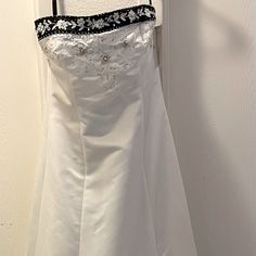 Reposhing This Item I Purchased From @Wendicaudill. Loved It, But It Didn’t Fit Like I Wanted It To, Bummer For Me. Questions? Leave A Comment Below! White Gown With Sweetheart Neckline For Evening, White Gown With Sweetheart Neckline, White Sweetheart Neckline Gown, Corset Wedding Dress, Wedding Dress Color, Wedding Dresses Corset, Wedding Dresses, Black White, Wedding Dress