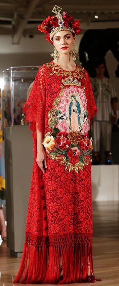 El vestido rojo con la virgen de dolce gabba Holy Chic, Dolce & Gabbana, Fashion Art, Formal Dresses Long, Victorian Dress, Night Out