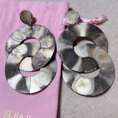 Handmade In Brazil - One Of A Kind Hammered Silver Jewelry For Party, Chic Nickel-free Silver Earrings, Chic Silver Nickel-free Earrings, Elegant Silver Hoop Earrings With Oxidized Finish, Chic Silver Clip-on Jewelry, Elegant Metallic Earrings For Gift, Elegant Silver Hammered Earrings, Elegant Handmade Metallic Jewelry, Evening Jewelry With Oxidized Silver Finish