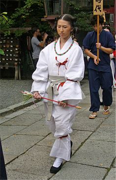 Kushi-Matsuri (Kushi-festival)in Kyoto Japan.   The Kofun period (AD.250?AD.592) costume & hairstyle. Men. Kofun Period, Ancient Japan, Middle Eastern Fashion, Heian Period, Japan Outfit, Japan History, Japanese History, Boy Face, Japanese Dress