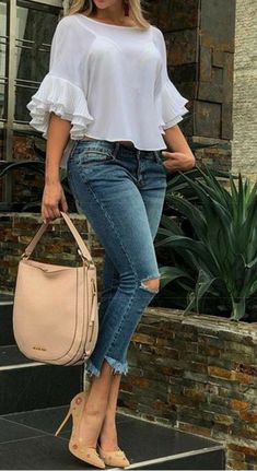 Teen Jeans, Classy Outfits For Women, Pretty Shirts, Pretty Blouses, Fashionista Clothes, Fashion Attire, Stylish Clothes For Women