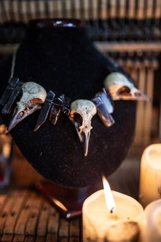 This pendant is a show stopper, made with resin raven skulls handmade and handpainted, and black quartzs.  Inspired in witchraft and Maleficent. Cursed Jewellery, Deathrock Fashion, Fake Birds, Raven Skull Necklace, Skull Candle Holder, Trad Goth, Cute Skeleton, Raven Skull, Skull Candle