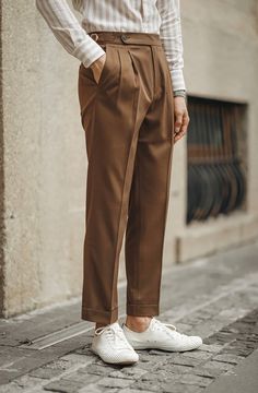 Unsere High Waist Business Trousers sind eine sartoriale Hommage an die zeitlose Eleganz des Old Money Stils. Speziell für den anspruchsvollen Mann geschneidert, verkörpert diese Hose einen Hauch von raffiniertem Charme und stattlicher Raffinesse.
Die Hose wurde sorgfältig aus hochwertigem Polyester gefertigt, einem Stoff, der sich durch seine Strapazierfähigkeit und Leichtigkeit auszeichnet. Das bequeme und dennoch elastische Material sorgt dafür, dass die Hose ihren maßgeschneiderten Look den Mens Dress Pants Brown, Mens Dress Pants Nordstrom, Mens Dress Pants For Work, Luxury Men's Pants With Button Closure, Luxury Men's Cotton Work Pants, Luxury Men's Pants With Buttons, Luxury Men's Chinos With Hip Pockets, Luxury Men's Pants With Belt Loops, Affordable Men's Business Casual Bottoms