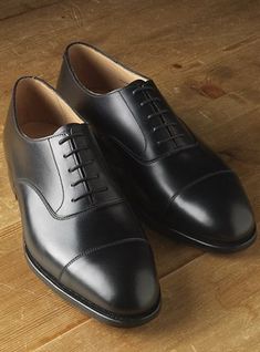 TucciPolo helps men everywhere dress their best. Shop TucciPolo handmade Italian leather luxury dress shoes for men. Best Sandals For Men, Black Formal Shoes, Mens Black Dress Shoes, Black Oxford Shoes, Style Masculin, Dress Shoes For Men, Black Shoes Men, Minimalist Shoes, Black Dress Shoes