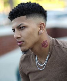 Cortes de cabelo masculino 2021 - Dicas de moda masculina e guia de estilo para 2020 | ALEX CURSINO Blowout Fade, Black Man Haircut Fade, Blowout Haircut, Taper Fade Curly Hair, Popular Mens Haircuts, Afro Fade, Black Hair Cuts, Curly Hair Fade, Tapered Hair