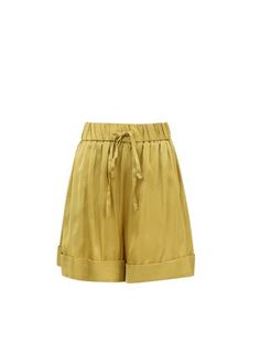 Short, flowing shorts, combining comfort and style. Embellished with pleated details for a trendy touch, and equipped with practical pockets for optimal functionality. A perfect choice for a casual and chic look. You can pair it with the Alica shirt.-Fluid Shorts-Italian pocket-Tighten at the waist with elastic