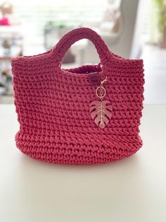 This large CityBag is an original creation that identifies the young LASTE' brand. Large buckets, soft but resistant, strictly to be carried by hand in bright colors: coral, turquoise, yellow as well as pastel tones: rope and cream. If you see one around, be sure it will have the signature LASTE '. Made with 4 mm cotton cord (70% cotton, 30% polyester), soft and ecological, in coral colour, and handmade genuine recycled leather label. Leaf-shaped key ring charms included in the price. dimensions: Ø30 X H30 Casual Beach Crochet Bag With Detachable Handle, Casual Crochet Beach Bag With Detachable Handle, Pink Large Capacity Bucket Bag With Top Handle, Pink Handheld Bucket Bag With Large Capacity, Casual Crochet Travel Bag With Detachable Handle, Trendy Rectangular Pink Bucket Bag, Trendy Pink Tote-shaped Bucket Bag, Trendy Pink Beach Bag For Daily Use, Trendy Pink Tote Bucket Bag