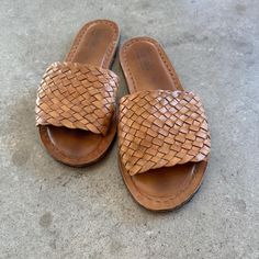 Made in Athani, India these shoes will mold to your feet. Beautiful leather. Great condition. Hardly worn.  If you know, you know.  This size 9 is more an 8.5 Woman Weaving, Austin Tx, Slide Sandals, Women's Shoes Sandals, Womens Sandals, Austin, Shoes Sandals, Honey, Bathing Beauties