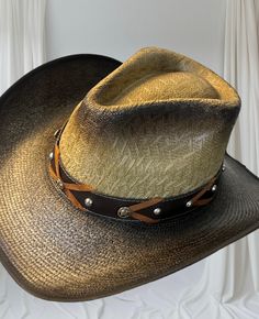 This cowboy hat captures the spirit of the West with its elegant design and sturdy structure. Made with high-quality materials, it offers comfort and durability. Ideal for any adventure or event, its classic style will make you stand out with an authentic and modern touch. 4 inch cup Wing 4 inches Western Hats With Adjustable Fit For Country Events, Adjustable Country Hats For Western-themed Events, Western Outdoor Hat With Adjustable Fit, Adjustable Western Hat For Outdoor, Western Fedora With Adjustable Fit, Adjustable Fit Western Hat For Outdoor, Western Style Fedora With Adjustable Fit, Adjustable Fit Country Fedora For Rodeo, Country Style Adjustable Fedora For Rodeo