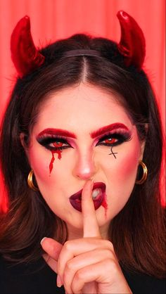 Maquiagem diabinha Devil Makeup Look Easy, Simple Devil Makeup Halloween, Makeup Diabla, Devil Halloween Costume Makeup, Dark Devil Costume, Devil Makeup Look, Halloween Devil Makeup