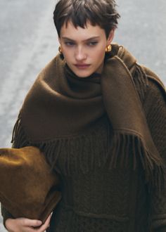 Knitted shawl with fringed ends - Women | MANGO USA Knitted Shawl, Stylish Winter Outfits, Long Wool Coat, Fashion Trends Winter, Winter Outfit Inspiration, Sheer Tights, Outfit Look, Fashion People, Knitted Shawls