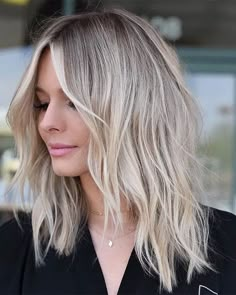 Angled Blonde Bob Shoulder Length, Medium Hair Fringe Layers, Long Length Haircut For Fine Hair Curtain Bangs, Fine Hair Hairstyles Round Face, Haircuts For Thinning Fine Hair With Bangs, Piecy Bob Haircut Medium Hairstyles, Midlength Hairstyles Blonde, Razor Lob Haircut, Textured Haircut For Straight Hair