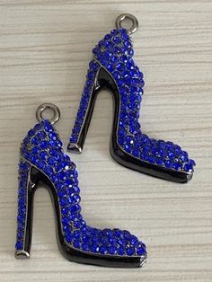 1 Gorgeous blue mostly rhinestones high heeled stiletto shoe charm - pendant - gunmetal setting - black enamel bottomListing is for 1 charm/pendantSparkling mostly blue rhinestones on black enamel in a gunmetal setting - high heel stiletto shoe charm - pendant RhinestonesBlue Crystals Black enamel bottom Gunmetal accents Shoe is one sided Adds beauty to all your DIY creations Perfect size to add to bracelets, necklaces and earrings Rhinestone shoesShoes Measurement 30 mm x 27 mm = approx 1-1/4” Wine Bottle Charms, Shaved Side Hairstyles, Crystals Black, Puffy Heart Charms, Rhinestone High Heels, Rhinestone Shoes, Beadable Products, Stiletto Shoes, Puffy Heart