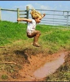 Muddy Puddle, Country Kids, Jolie Photo, Future Kids, Farm Life, Country Life, Belle Photo, Country Girls, Childhood Memories