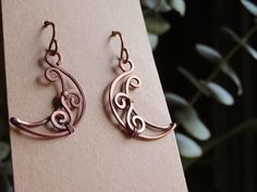 simple, lightweight & earthy earrings crafted with hand formed & hammered, 18g, antiqued copper crescent moons with swirly accents ✨ hooks are solid copper Blue Lace Agate Earrings, Beachy Earrings, Earthy Earrings, Princess Earrings, Earrings Moon, Celestial Earrings, Crescent Moon Earrings, Mother Of Pearl Earrings, Agate Earrings