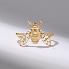 The 14k Solid Gold Bee Ring is a captivating statement piece, crafted to embody the beauty of nature. Featuring a detailed bee design adorned with pavé diamonds, this unique insect ring exudes elegance and charm. Perfect for those who love nature-inspired jewelry, this high-quality handmade gold ring is a striking addition to any collection. A timeless piece, it's ideal for women who appreciate intricate craftsmanship and bold, luxurious accessories. 𝐈𝐭𝐞𝐦 𝐃𝐞𝐭𝐚𝐢𝐥𝐬 * Gold KT: 10K, 14K, Bug Ring, Insect Ring, Handmade Gold Ring, Bee Ring, Gold Bee, Nature Inspired Jewelry, Bee Design, Handmade Gold, Ring Handmade