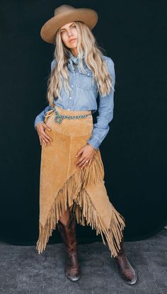 Fringe Western Dresses, Leather Skirt With Fringe, Skirt With Fringe, Suede Fringe Skirt, Cowboy Chic, Classy Cowgirl, Look Boho Chic, Moda Country, Wilde Westen