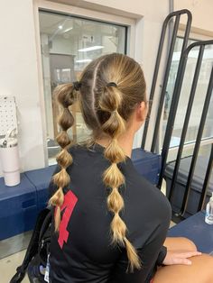 Hair Ideas For Game Day, Unique Soccer Hairstyles, Long Hairstyles Sports, Bubble Braids Outfit, Bubble Braid Volleyball Hairstyles, Pigtail Hairstyles Volleyball, Sports Hairstyles Medium Hair, Two Braids Connected In The Back, Sporty Bubble Braids