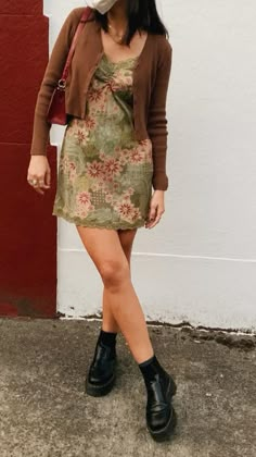 Fall Style Inspo 2022, 90 Slip Dress, 70s Dress With Gogo Boots, 90s Cool Girl Aesthetic Outfits, End Of Summer Outfits 2024, Outfits With Slip Dresses, 90s Dress Outfit Casual, Funky Prints Fashion, Argentina Fashion Buenos Aires