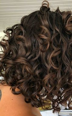 Wavy Caramel Highlights, Curly Lowlights Brunettes, Curly Hair Baylage Curls, Curly Brown Hair With Lowlights, Deep Brown Curly Hair, Hair Color Ideas For Brunettes Curly Natural, Curly Hair Lowlights Brown Curls