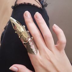 steampunk finger armor on woman's hand Ring Party Jewelry, Full Finger Rings, Armor Ring, Alternative Jewelry, Trendy Ring, Gold Alloys, December 22, Unique Jewelry Designs, Finger Rings