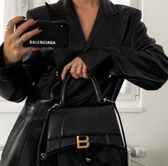 Balenciaga Hourglass Bag Outfit, Balanciaga Bag, Balenciaga Bag Outfit, Balenciaga Hourglass Bag, Hourglass Outfits, Fashion Week Trends, Black Balenciaga, Balenciaga Handbags