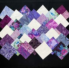 the quilt is made up of many different colors