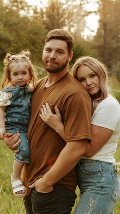 Family Session Poses, Outdoor Family Photoshoot, Cute Family Photos, Family Photos With Baby, Photoshoot Outdoor