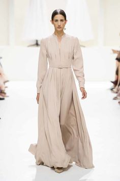 Dior FW 2018 Couture - Infoimaxtree - 28 Hijab Stile, Fashion Week Dresses, Estilo Hijab, Stile Hijab, Collection Couture, Dior Haute Couture, Dior Couture, Modieuze Outfits, Hijab Style