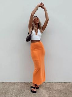 Looks Adidas, 00s Mode, Maxi Skirt Outfits, Orange Skirt, Neue Outfits, Skirt Maxi, Outfit Trends