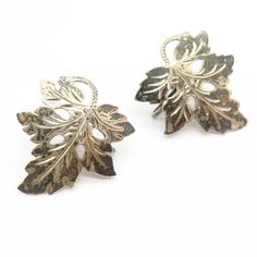 925 Sterling Silver Vintage Grape Leaf Design Screw Back Earrings Weight: 5.5g WELCOME TO PAWN SHOP We are an actual pawn shop and have been in business for over 25 years. Since 1990, our establishment has been serving a variety of clients by providing them with short term cash solutions and options of liquidity regarding their treasured heirlooms. Acknowledging that today′s customers are very sophisticated and are looking for a variety of investments, our acquisitions are hand-picked for our sp Antique Silver Clip-on Earrings For Anniversary, Vintage Gold Sterling Silver Clip-on Earrings, Grape Leaf, Pawn Shop, Screw Back Earrings, Grape Leaves, Hand Picked, Leaf Design, 25 Years