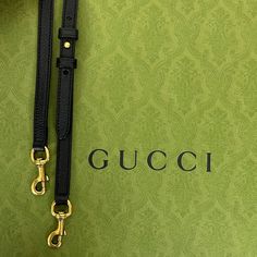 Le sac Gucci Marmont en cuir grainé noir est un accessoire de luxe distinctif. Ce dernier est doté d'une bandoulière en cuir noir, ajustable et amovible. L'intérieur est spacieux et bien organisé. Ce sac est à la fois élégant et fonctionnel, ajoutant une touche sophistiquée à toute tenue. • État : B - Très bon • Dimensions : 32.5x21x14cm • Matière : Cuir grainé • Couleur : Noir • Vendu avec : Dust Classic Formal Bag With Logo Strap, Classic Formal Shoulder Bag With Logo Strap, Elegant Formal Shoulder Bag With Logo Strap, Formal Leather Bags With Logo Strap, Black Classic Shoulder Bag With Logo Strap, Elegant Leather Shoulder Bag With Logo Strap, Black Leather Logo Strap For Bags, Black Leather Bag Strap With Logo, Designer Leather Bag Strap With Detachable Feature