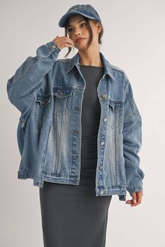 Oversized Denim Jacket Oversized Jeans Jacket Outfit, Oversized Jean Jacket Outfits, Dark Denim Jacket Outfit, Denim Jacket Ootd, Oversized Jean Jacket Outfit, Oversized Denim Jacket Outfit, Fall Jackets Outfit, Oversize Denim Jacket, Denim Jacket Oversized