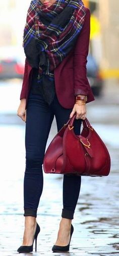 #winter #fashion / burgundy jacket + tartan scarf Outfit Mit Blazer, Ținute Business Casual, Brooklyn Blonde, Mode Retro, Mode Tips, Look Formal, Lv Bags, Mode Casual, 가을 패션