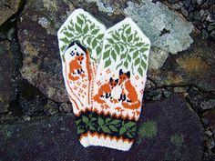 Ravelry: Woodland Foxes pattern by Natalia Moreva Short Rows Knitting, Orange Gloves, Stranded Knitting Patterns, Knitted Mittens Pattern, Ravelry Knitting, Fox Pattern, Mittens Pattern, Knitted Wit, Wrist Warmers