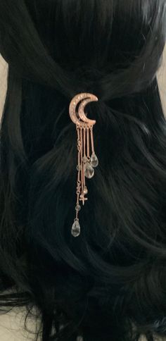 This hair clip features a rose gold half moon with inlaid opalescent and clear crystals. Dangling down with rose gold chain are more crystals and rose gold stars. Can be worn straight down or to the side. *If there is any issue with your order, please let me know so that I can correct it. Thanks for visiting my shop!👣 Moon Hair Piece, Moon Hair Stick Tutorial, Midnight Hair, Moon Hair Clip, Black Wedding Hairstyles, Moon Hair, Black Hair Aesthetic, Halloween Hair Clips, 2023 Prom