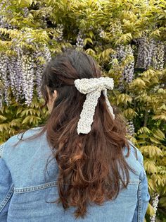 This cotton crochet bow shines in the summer sun, adding a touch of originality and flirtatious trend to your look! Its structure with an integrated bar and its lightness ensure perfect support without sacrificing your comfort. Add a touch of style to your wardrobe with this crochet bow. Diy Crochet Hair, Hair Bow Crochet, Diy Crochet Hair Accessories, Crochet Hair Bow, Iridescent Hair, Crochet Hair Bows, Bow Crochet, Crochet Gift Ideas, Crochet Dreams