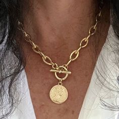 A beautiful gold coin necklace This Necklace with coin pendant is easy to match and will upgrade any outfit. This necklace has unique eye shaped links. Please note: length doesn't include the coin. For reference: in photos I'm wearing a 17" long necklace. This necklace is available in silver as well. Materials: Gold plated brass and elements - shiny finish Silver plated brass and elements - oxidized finish Measurements: Chain width: 0.3"/8mm Clasp diameter: 0.6"/1.5cm Coin diameter: 0.8"/2cm Bac Gold Medallion Necklace, Chunky Gold Necklaces, Coin Choker, Silver Coin Necklace, Gold Locket Necklace, Thick Chain Necklace, Gold Chain Choker, Star Necklace Gold, Simple Chain