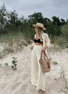 Beach Story, Edit On Instagram, Beachy Outfits, Resort Outfit, Monochrome Outfit, Looks Party, Cruise Outfits, Camping Outfits, Looks Chic