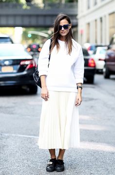 Sunday Brunch Outfit, White Pleated Skirt, Mode Zara, Nyfw Street Style, Street Style Winter, Brunch Outfit, Street Style Chic, Fashion Weeks, Street Style Inspiration