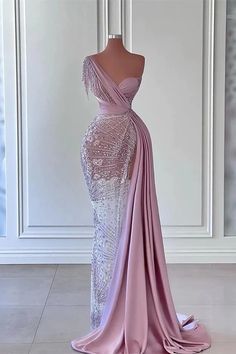 In diesem wunderschönen langen Meerjungfrauenkleid sehen Sie bei Ihrer nächsten formellen Veranstaltung elegant aus. Das One-Shoulder-Design mit schimmernden Perlen und Satin verleiht diesem formellen Ballkleid ein luxuriöses Finish. Perfekt für Abschlussbälle oder andere formelle Anlässe. Prom Dress Mermaid, Split Prom Dresses, Prom Dress Long, Prom Dresses Long Mermaid, Mermaid Prom Dress, Dress Mermaid, Prom Dresses Sleeveless, Gowns Online, Cheap Prom Dresses