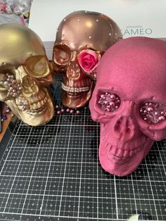 Halloween Decor Decorated Skulls Halloween, Painted Skulls Halloween, Resin Skull Ideas, Painted Skull Ideas, Diy Skull Decor, Decorative Skulls, Resin Skulls, Decorated Skulls, Girly Skull