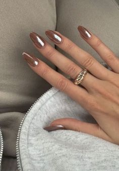 Cinnamon glazed donut nails,gel nails, fall aesthetic, gel fall nails,gel glazed nails,hailey bieber nails, brown gel nails Glazed Donut Nails Aesthetic, Christmas Nails Hailey Bieber, Glazed Donut Nail Designs, Brown Crome Nails French Tip, Shiny Neutral Acrylic Nails, Maple Glazed Donut Nails, Hailey Bieber Fall Nails, Light Brown Nails With Chrome, Gel X Brown Nails