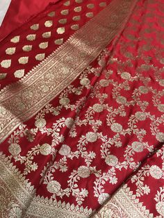 Saree For Mom, Banarasee Saree, Nikkah Ideas, Gaye Holud, Engagement Saree, Katan Saree, Satin Silk Saree, Silk Kurti Designs, Bengali Bridal Makeup